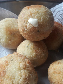 Una foto de Bombas de papa rellenas con queso 😁