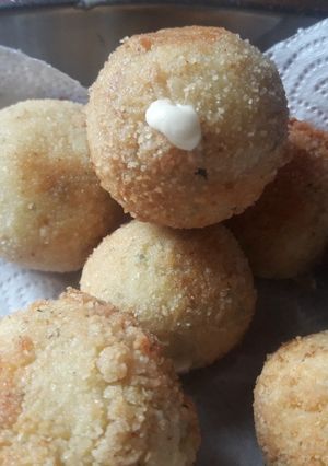 Una foto de Bombas de papa rellenas con queso 😁