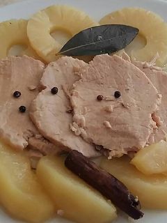 Una foto de Lomo de cerdo con manzana y piña 🍏🍍