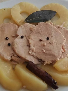 Una foto de Lomo de cerdo con manzana y piña 🍏🍍