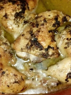 Una foto de Cuartos traseros de pollo asados en salsa de limón y tomillo