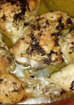 Una foto de Cuartos traseros de pollo asados en salsa de limón y tomillo