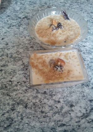 Una foto de Trigo con leche y frutas frescas