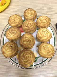 A picture of Pineapple Cakes.
