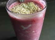 Una foto de yogur con zarzamora