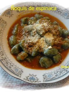 Una foto de Ñoquis de espinaca y salsa bolognesa