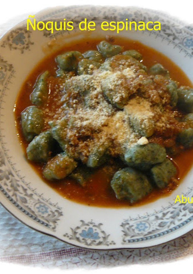 Una foto de Ñoquis de espinaca y salsa bolognesa
