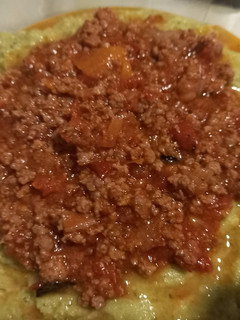 Una foto de Polenta Verde con Queso y Salsa Bologñesa