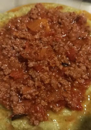 Una foto de Polenta Verde con Queso y Salsa Bologñesa