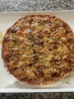 Una foto de Pizza de Masa Quebrada con mermelada, pollo, piña y queso