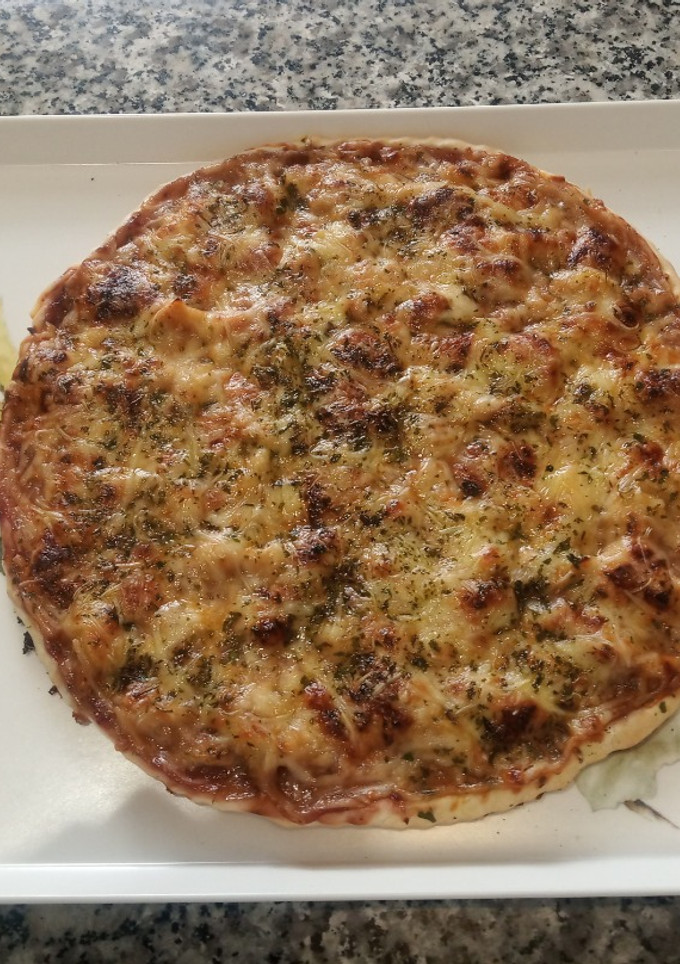 Una foto de Pizza de Masa Quebrada con mermelada, pollo, piña y queso