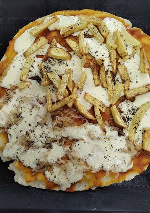 Una foto de Pizza casera celeste y fugazzeta