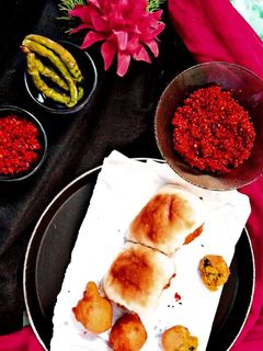 वड़ा पाव (vada pav recipe in Hindi) रेसिपी मुख्य फोटो