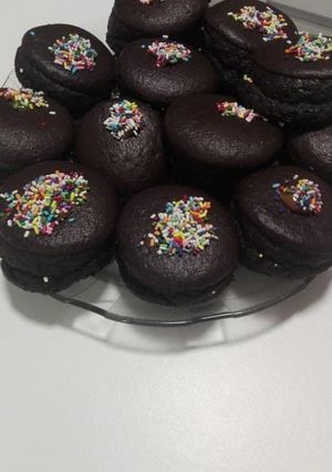 Una foto de Magdalenas de chocolate rellenas con dulce le leche