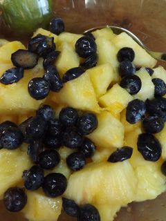 Una foto de Piña y arándanos con zumo de mandarina y lima