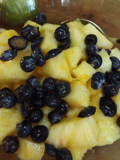 Una foto de Piña y arándanos con zumo de mandarina y lima