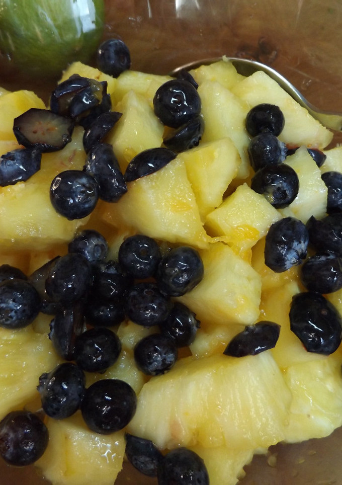 Una foto de Piña y arándanos con zumo de mandarina y lima