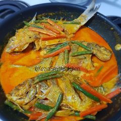 A picture of Ikan Acar Kuning (Yellow Pickled Fish).