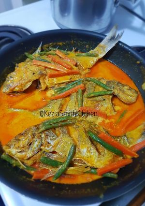 A picture of Ikan Acar Kuning (Yellow Pickled Fish).