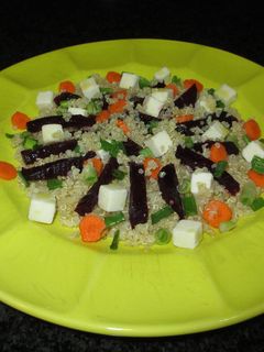Una foto de Quinoa con queso de cabra y remolacha - celiacos