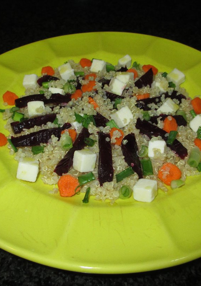 Una foto de Quinoa con queso de cabra y remolacha - celiacos