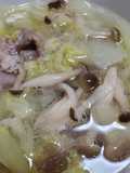 高麗菜菇菇肉片湯