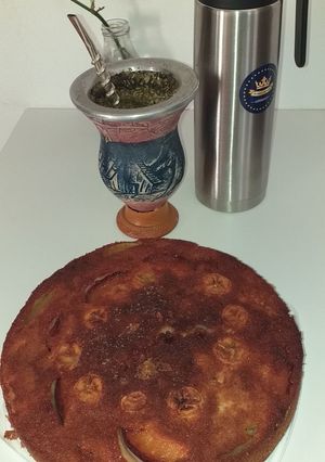 Una foto de Torta invertida de uvas🍇manzana🍎 banana🍌 y ciruela🤗