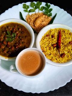 घुगनी और चूड़ा फ्राई (gugni aur chuda fry recipe in Hindi) रेसिपी मुख्य फोटो