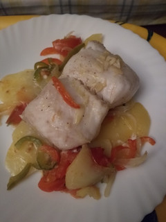Una foto de Merluza al horno con patatas