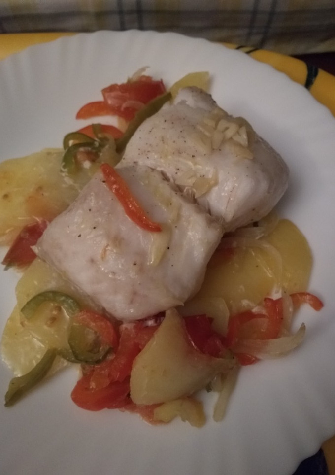 Una foto de Merluza al horno con patatas