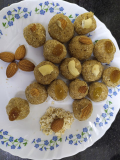 ओट्स आलमंड लड्डू (Oats Almond Laddu recipe in Hindi) रेसिपी मुख्य फोटो