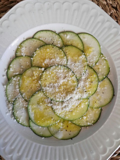 Una foto de Carpaccio de calabacín