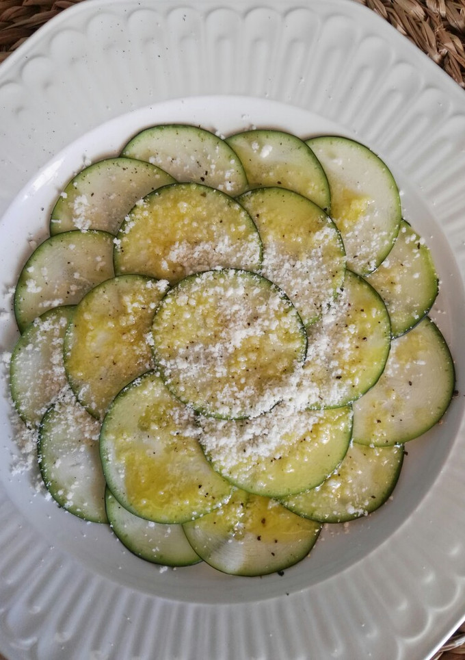 Una foto de Carpaccio de calabacín