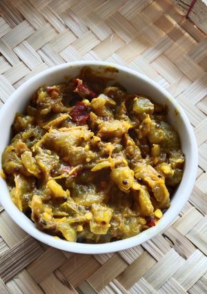 কাচা টমেটো ঘণ্ট রেসিপির প্রধান ছবি