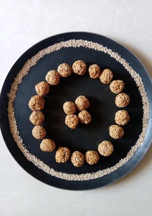 તલના લાડુ (Til Ladoo Recipe In Gujarati) રેસીપી મુખ્ય ફોટો
