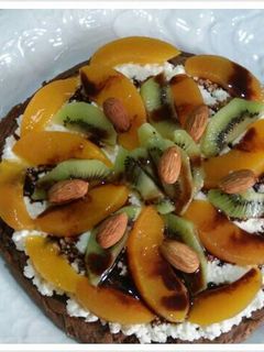 Una foto de Torta de ricotta, durazno y kiwi