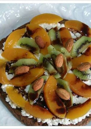 Una foto de Torta de ricotta, durazno y kiwi