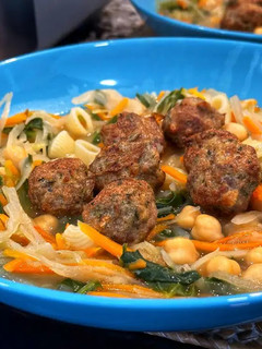 Una foto de Sopa Juliana con garbanzos y albóndigas en la Olla y Airfryer Ninja Speedi