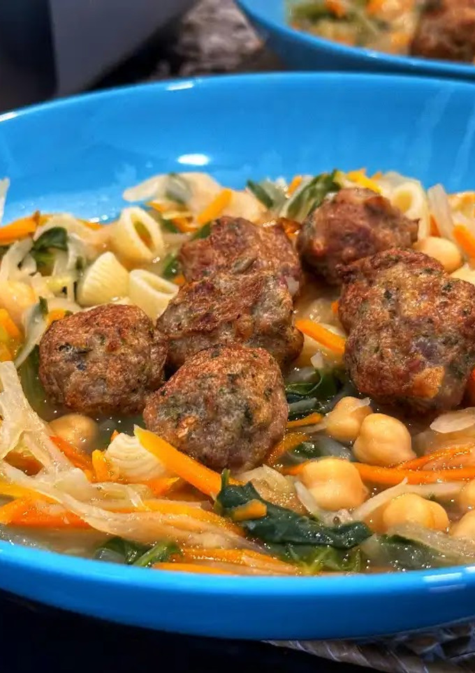 Una foto de Sopa Juliana con garbanzos y albóndigas en la Olla y Airfryer Ninja Speedi