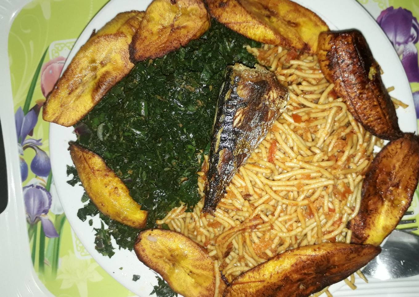 Spaghetti with fried plantain and vegetable