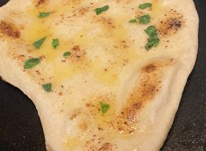 Una foto de Garlic Naan