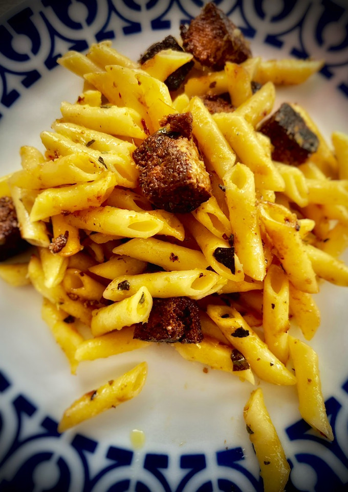 Una foto de Pasta con salsa de calabacín y tofu picante