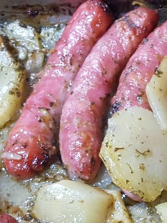 Una foto de Salchichas frescas con Patatas al horno!😋🥔🍴