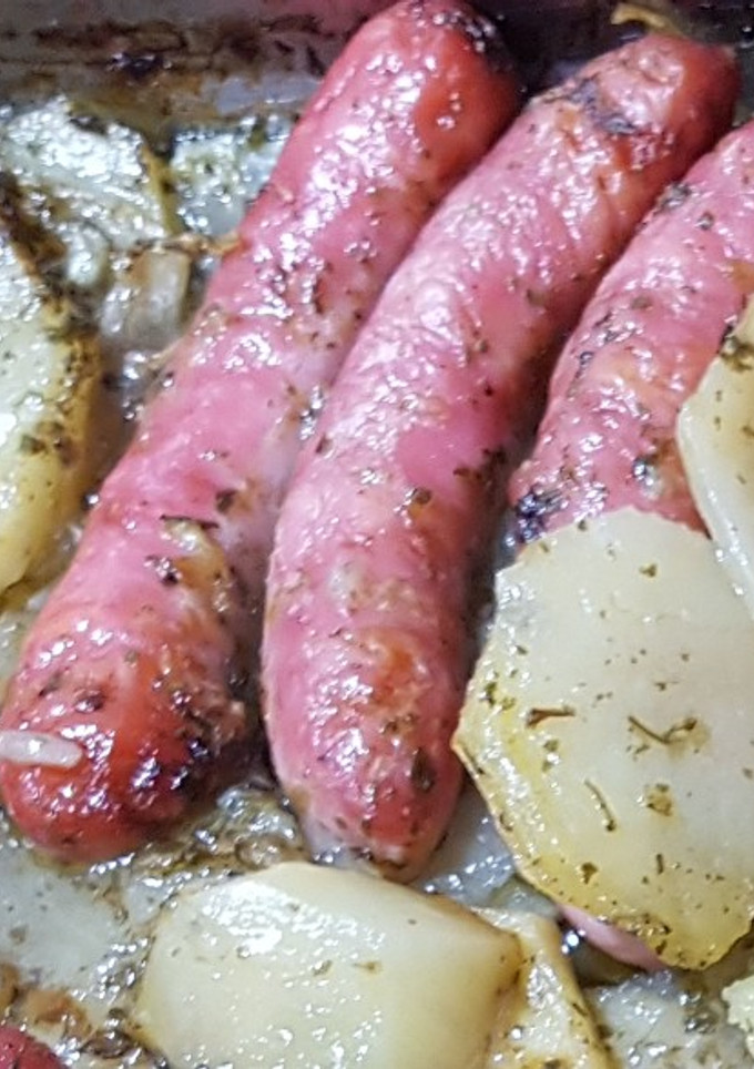 Una foto de Salchichas frescas con Patatas al horno!😋🥔🍴