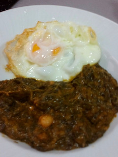 Una foto de Espinacas con garbanzo s y huevo frito