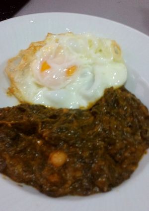 Una foto de Espinacas con garbanzo s y huevo frito