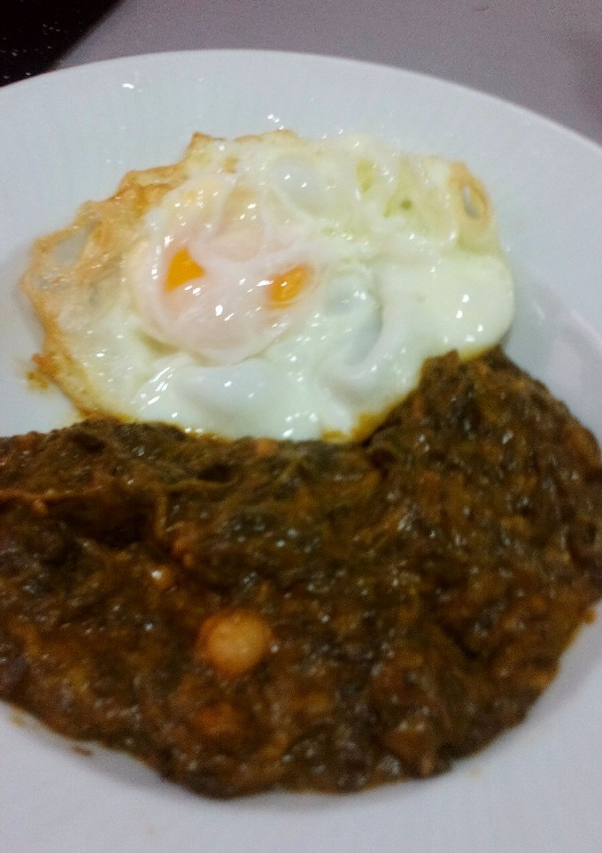 Una foto de Espinacas con garbanzo s y huevo frito