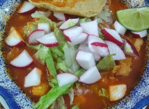 Una foto de Pozole con codillo de cerdo
