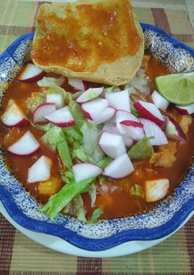 Una foto de Pozole con codillo de cerdo