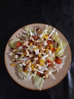 Una foto de Ensalada con tofu marinado y anacardos